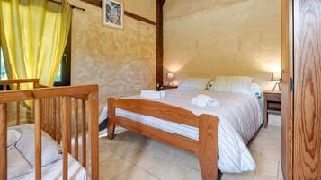 8 bedrooms, iron/ironing board, bed sheets