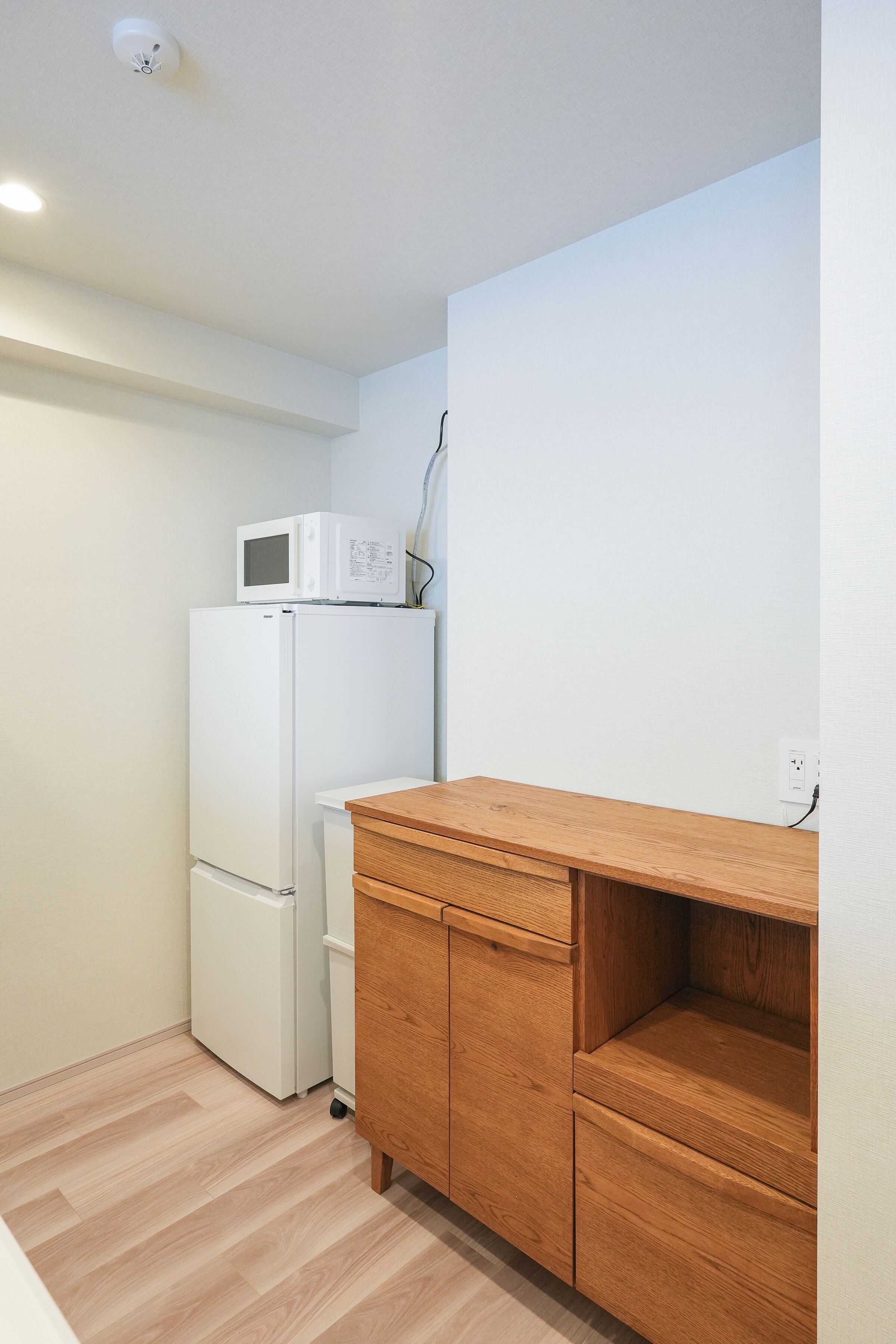 Grand réfrigérateur, micro-ondes, plaque de cuisson, cuiseur de riz