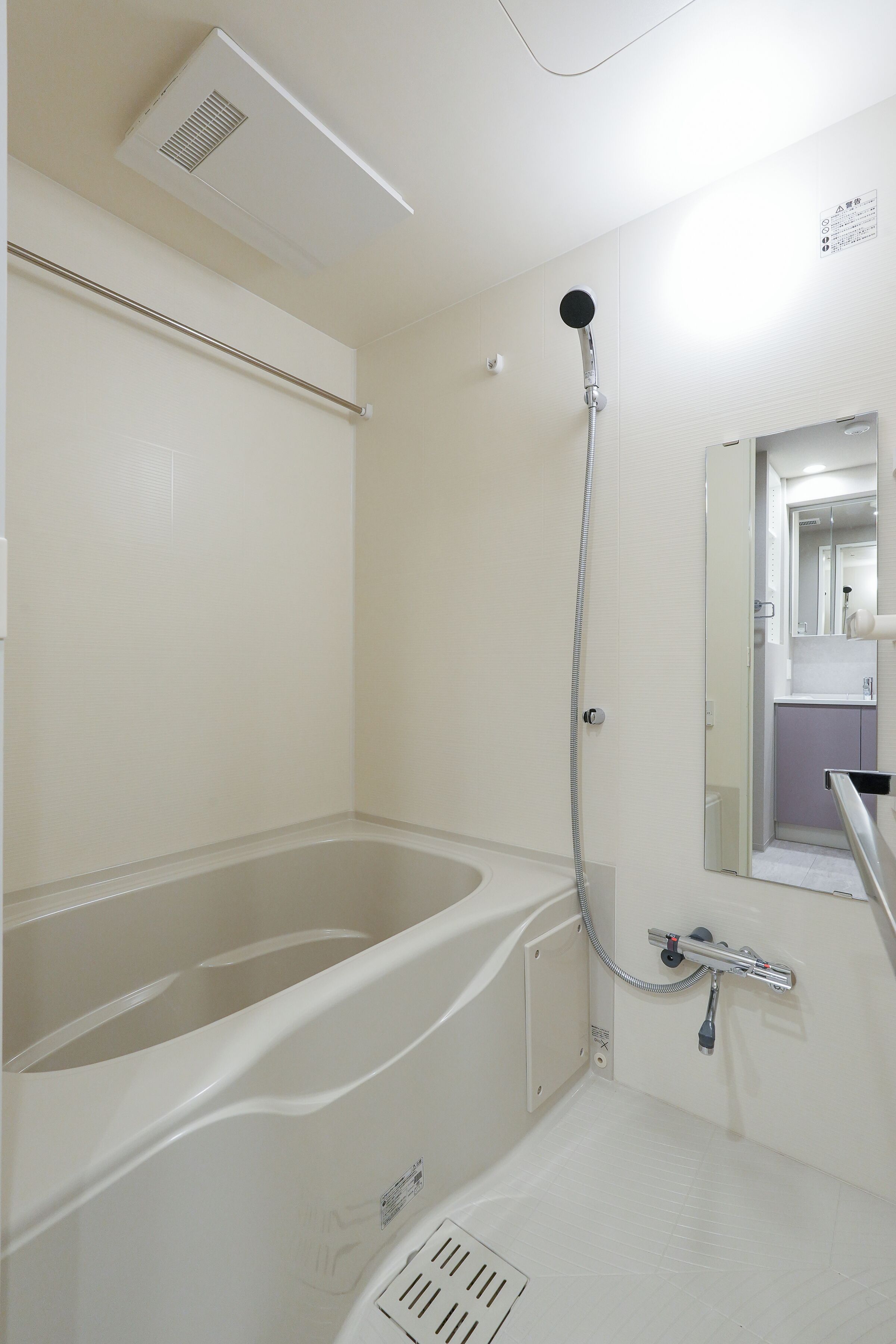 Deep-soaking bathtub