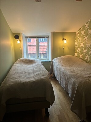 2 bedrooms, iron/ironing board, Internet, bed sheets