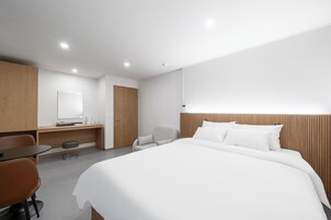Deluxe Room | Premium bedding, individually decorated, desk, laptop workspace