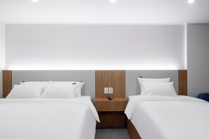 Premium-Zimmer | Hochwertige Bettwaren, individuell dekoriert, Schreibtisch