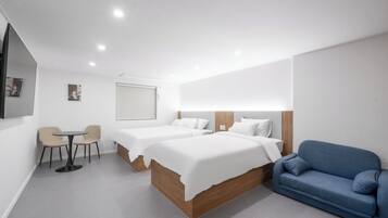 Premium Room | Premium bedding, individually decorated, desk, laptop workspace