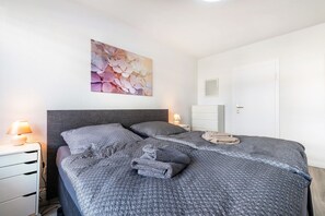 Iron/ironing board, WiFi, bed sheets - Schöne Momente Apartment – Central, Modern & Family-Friendly in Bremerhaven (Bremerhaven)