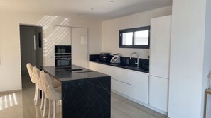 Private kitchen - 4-bedroom villa, swimming pool, games room and cinema (Bédarrides)