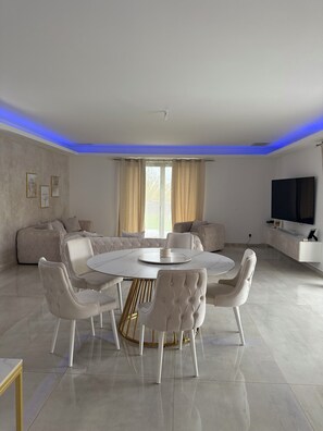 Dining - 4-bedroom villa, swimming pool, games room and cinema (Bédarrides)