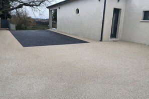 Property grounds - 4-bedroom villa, swimming pool, games room and cinema (Bédarrides)