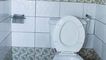 Habitación básica doble, balcón, vista a la bahía | Baño