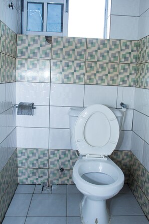 Habitación básica doble, balcón, vista a la bahía | Baño