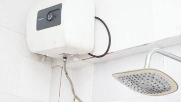 Deluxe-suite - balkon - udsigt til bugt | Bruser på badeværelset