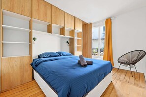 Escritorio, tabla de planchar con plancha, wifi y ropa de cama 