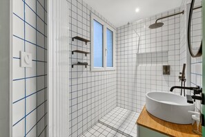 Shower, hair dryer, towels, shampoo - Quartier Les Marais 1 Bedroom Apartment Netflix (Paris)