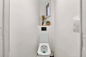 Shower, hair dryer, towels, shampoo - Quartier Les Marais 1 Bedroom Apartment Netflix (Paris)