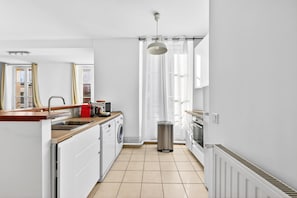 Fridge, microwave, oven, stovetop - Quartier Bastille Charonne 2 Bedroom Apartment (Paris)