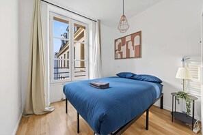 Desk, iron/ironing board, WiFi, bed sheets - Quartier Bastille Charonne 2 Bedroom Apartment (Paris)