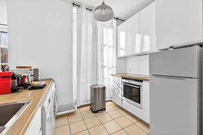 Fridge, microwave, oven, stovetop - Quartier Bastille Charonne 2 Bedroom Apartment (Paris)