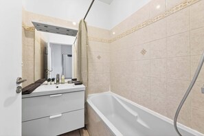 Shower, towels, shampoo - Quartier Bastille Charonne 2 Bedroom Apartment (Paris)