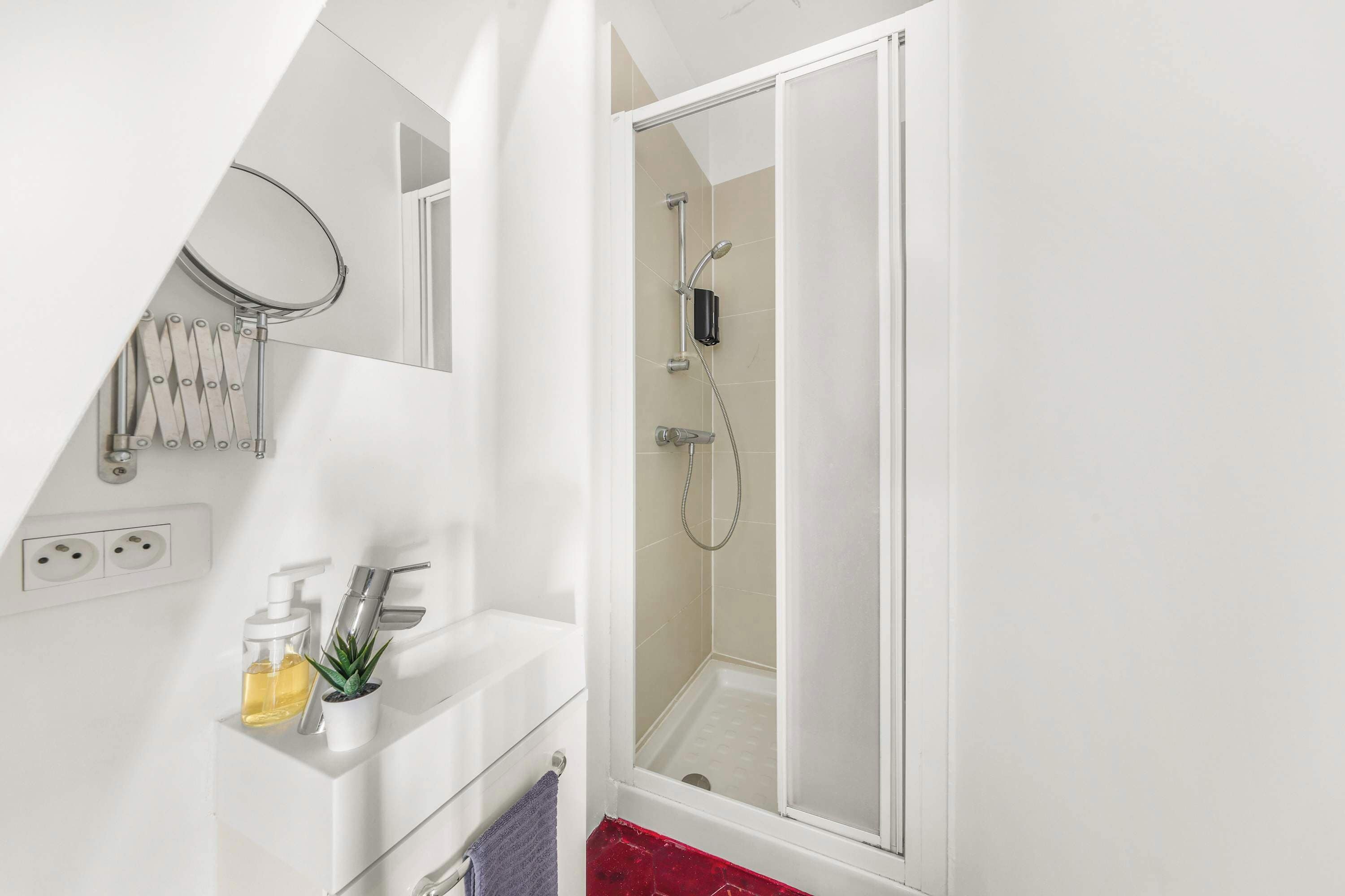 Shower, hair dryer, towels, shampoo