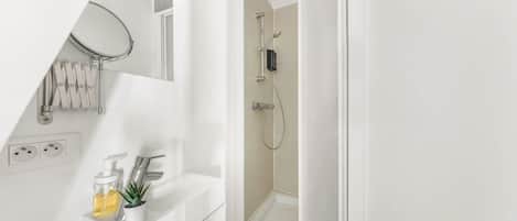 Shower, hair dryer, towels, shampoo