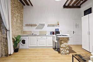 Fridge, microwave, stovetop, coffee/tea maker - Quartier Palais Royal - Studio Apartment NetFlix (Paris)