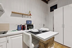 Fridge, microwave, stovetop, coffee/tea maker - Quartier Palais Royal - Studio Apartment NetFlix (Paris)
