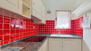 Fridge, stovetop, cookware/dishes/utensils - Studio Apartment 'Monolocale Porto Sole N 4' with Sea View, Private Terrace and Air Conditioning (Arzachena)