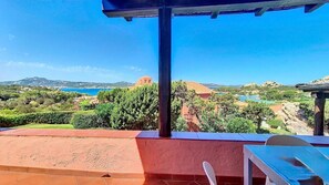 Outdoor dining - Studio Apartment 'Monolocale Porto Sole N 4' with Sea View, Private Terrace and Air Conditioning (Arzachena)