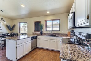 Fridge, microwave, stovetop, dishwasher - Desert Escape w/ Spool Pool! 4 Mi to Lake Havasu (Lake Havasu City)