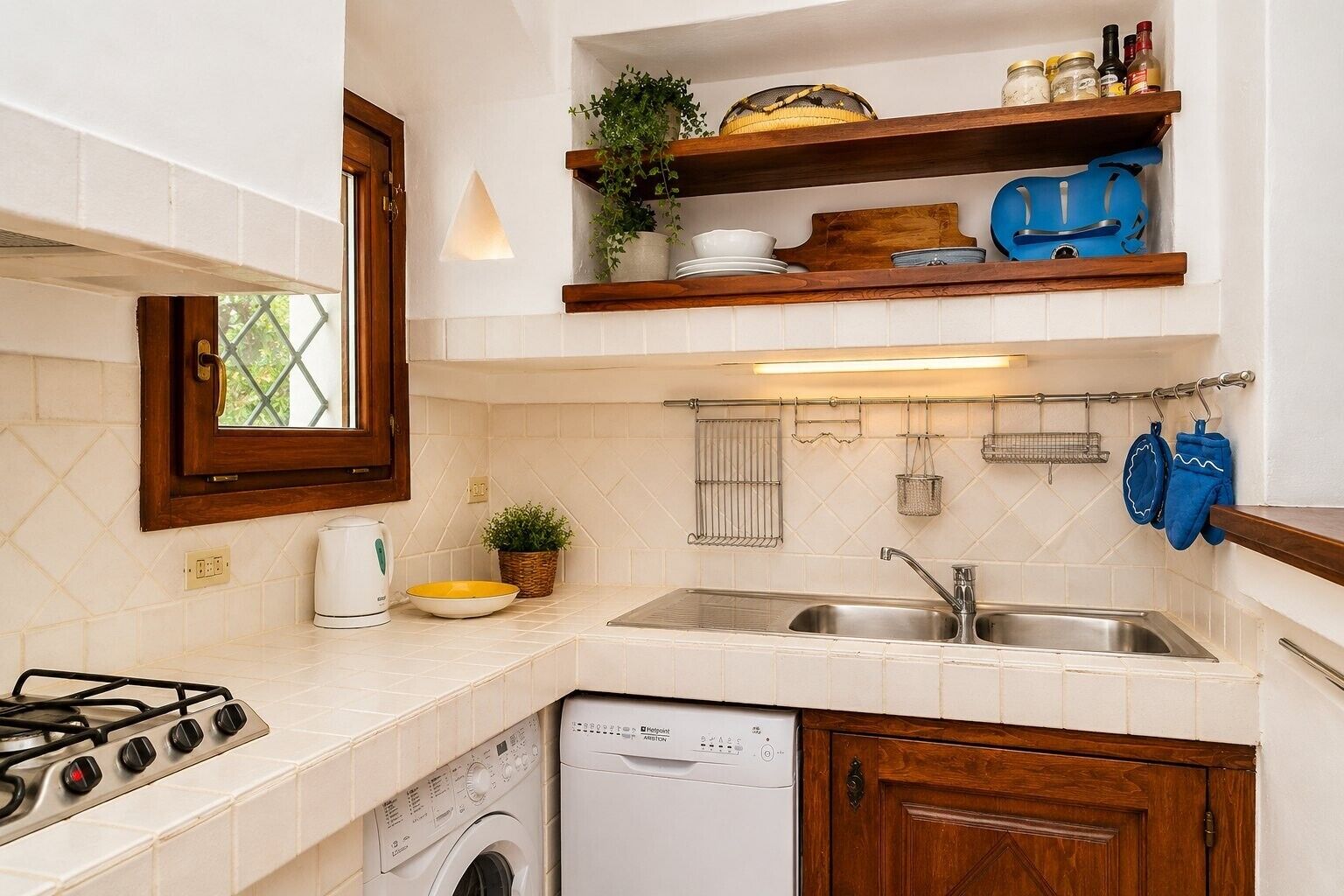 Coffee/tea maker, fridge, oven, stovetop
