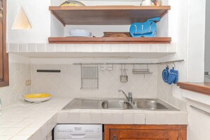 Fridge, oven, stovetop, dishwasher - Apartment 'Casa Ilaria' with Shared Pool, Private Terrace, and Wi-Fi (Liscia di Vacca)