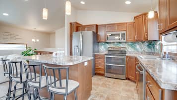 Fridge, microwave, stovetop, dishwasher