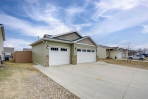 Exterior - Family Friendly! Spacious Moorhead Haven w/ Yard (Moorhead)