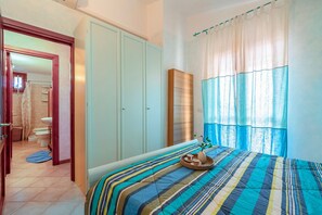 Iron/ironing board, bed sheets - Casa Maestrale – Sea View, Private Terrace & Air Conditioning (Paduledda)