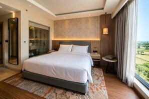 Minibar, màn/rèm cản sáng, phòng cách âm, bàn ủi/dụng cụ ủi quần áo 