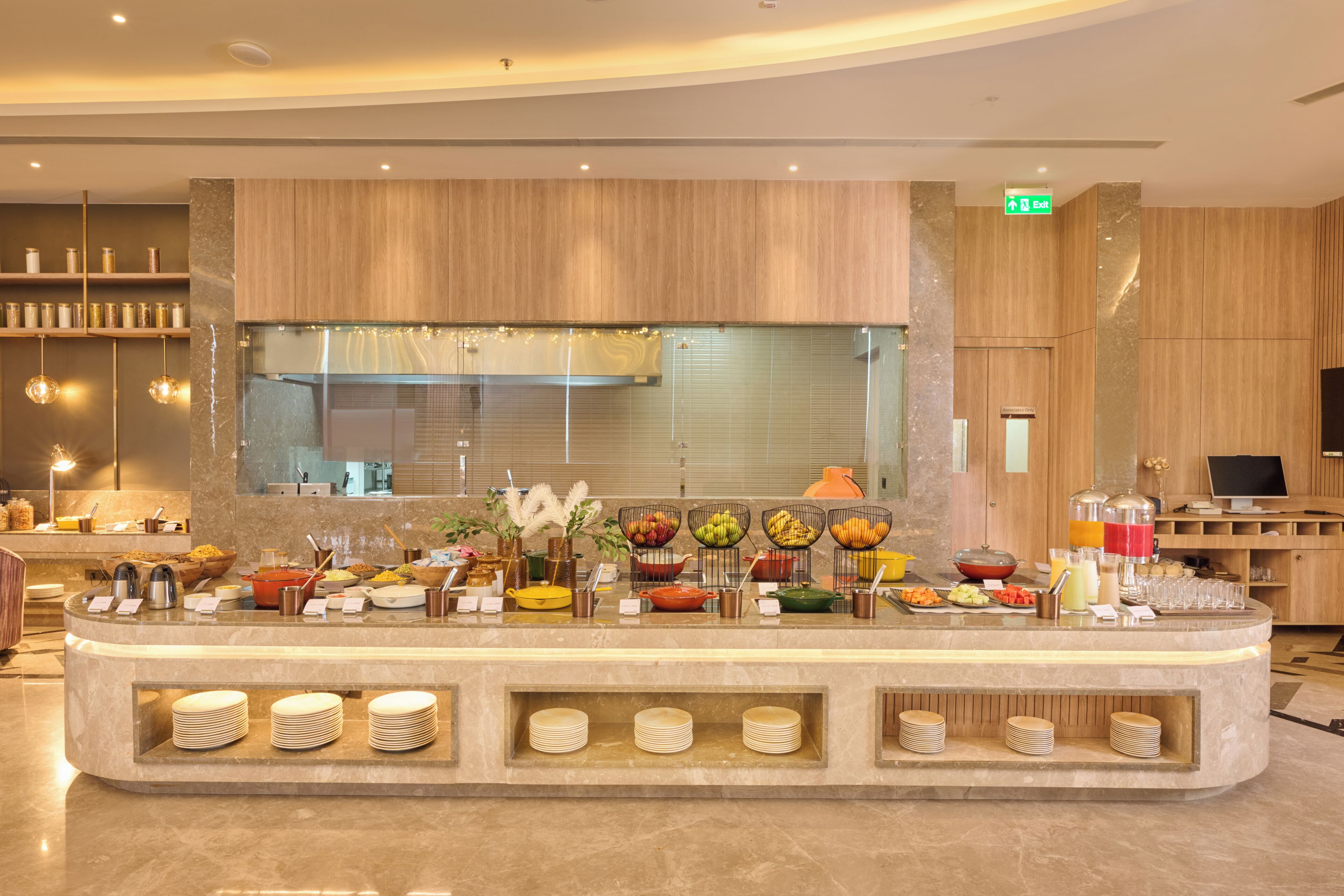 Un espace buffet proposant une variété de plats et d'ustensiles.