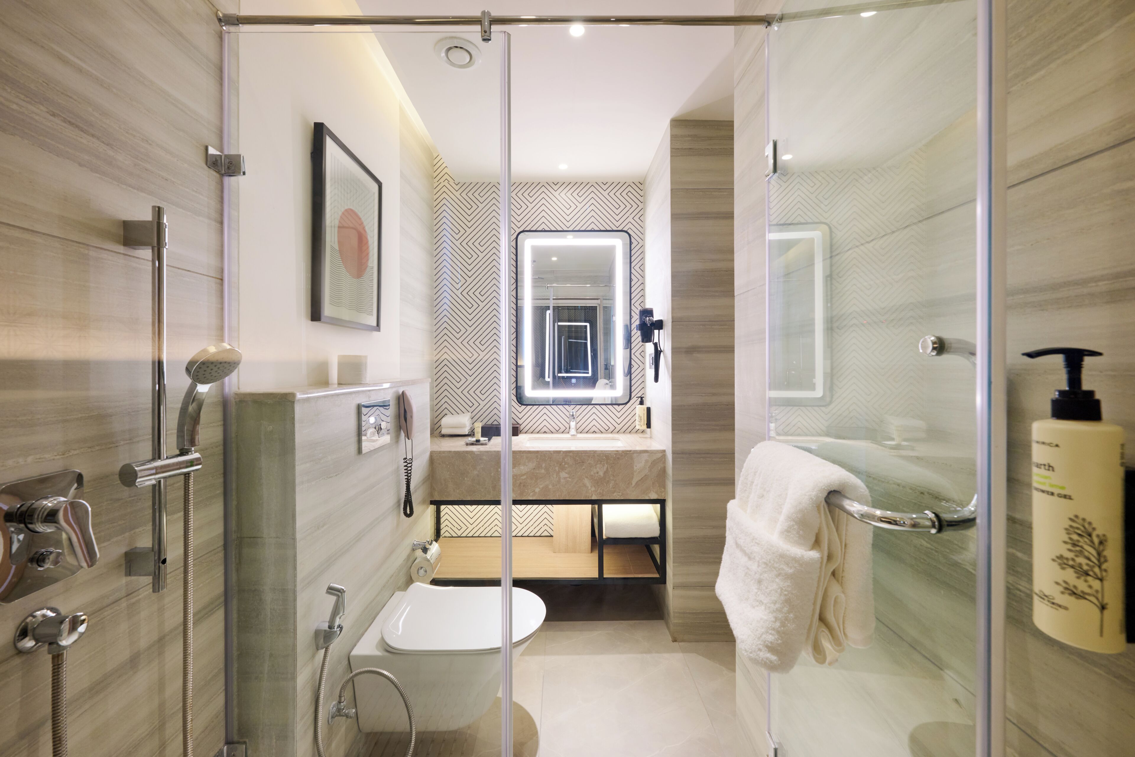 Suite Junior | Bagno | Doccia, soffione a pioggia, set di cortesia gratuito, asciugacapelli