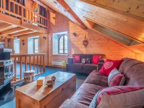 Apartment | Living area - La Chapelle Chalet for 8 Guests (Chamonix-Mont-Blanc)