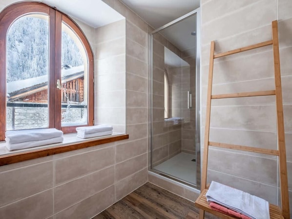 Apartment | Bathroom | Bathtub, hair dryer, towels, shampoo - La Chapelle Chalet for 8 Guests (Chamonix-Mont-Blanc)