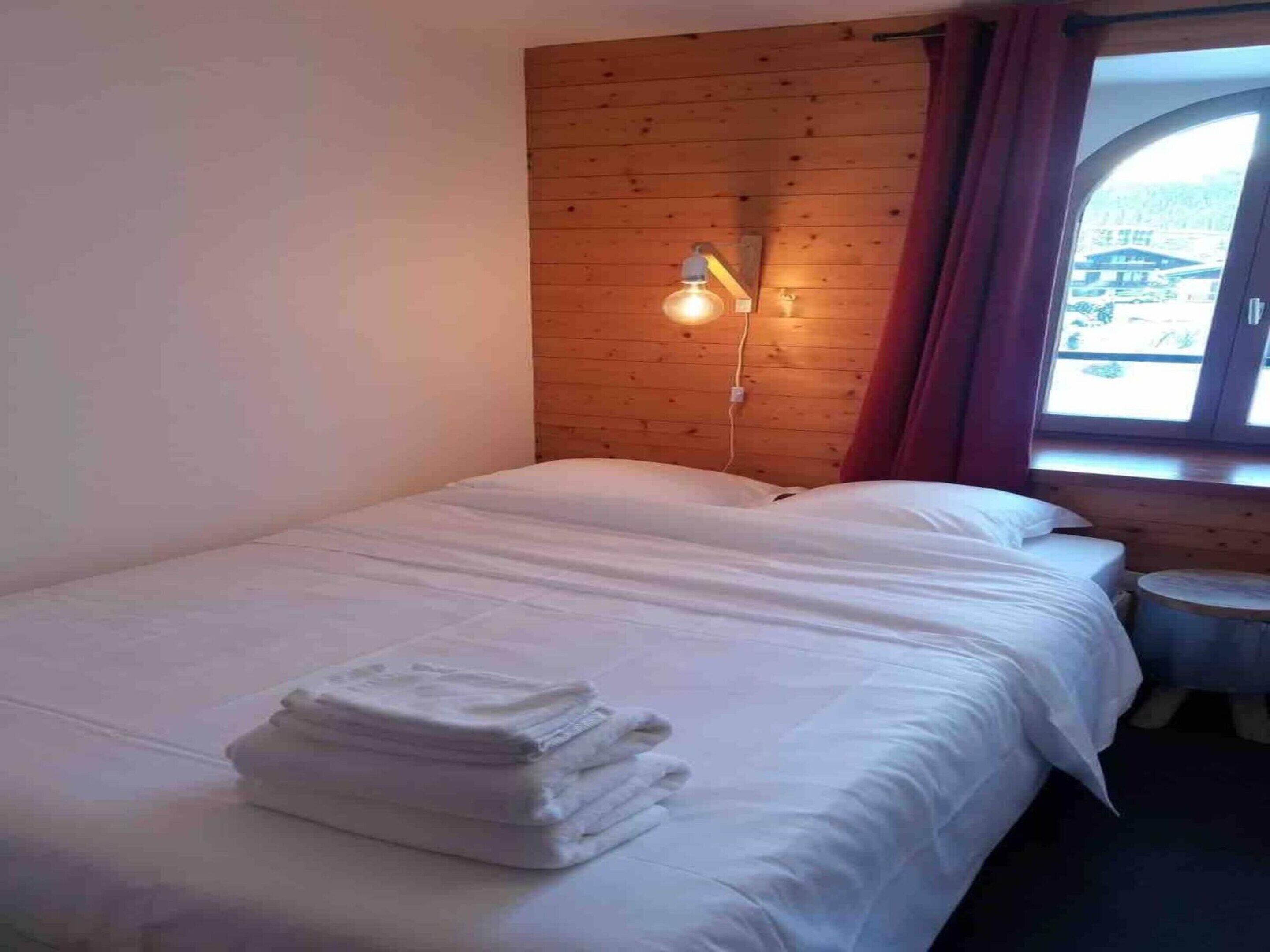 4 bedrooms, iron/ironing board, bed sheets