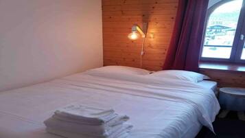 4 bedrooms, iron/ironing board, bed sheets