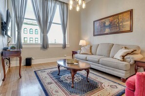 TV, books - Historic Lebanon Gem: Central Walkable Location! (Lebanon)