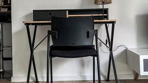 A modern desk with a black chair, a lamp, and a white wall. - Studio Rangueil Close to hospitals and universities Free parking (Toulouse)