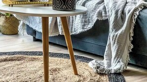 A cozy living room with a round table, a blue sofa, and a woven rug. - Studio Rangueil Close to hospitals and universities Free parking (Toulouse)