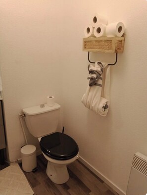 Haartrockner, Handtücher, Seife, Toilettenpapier