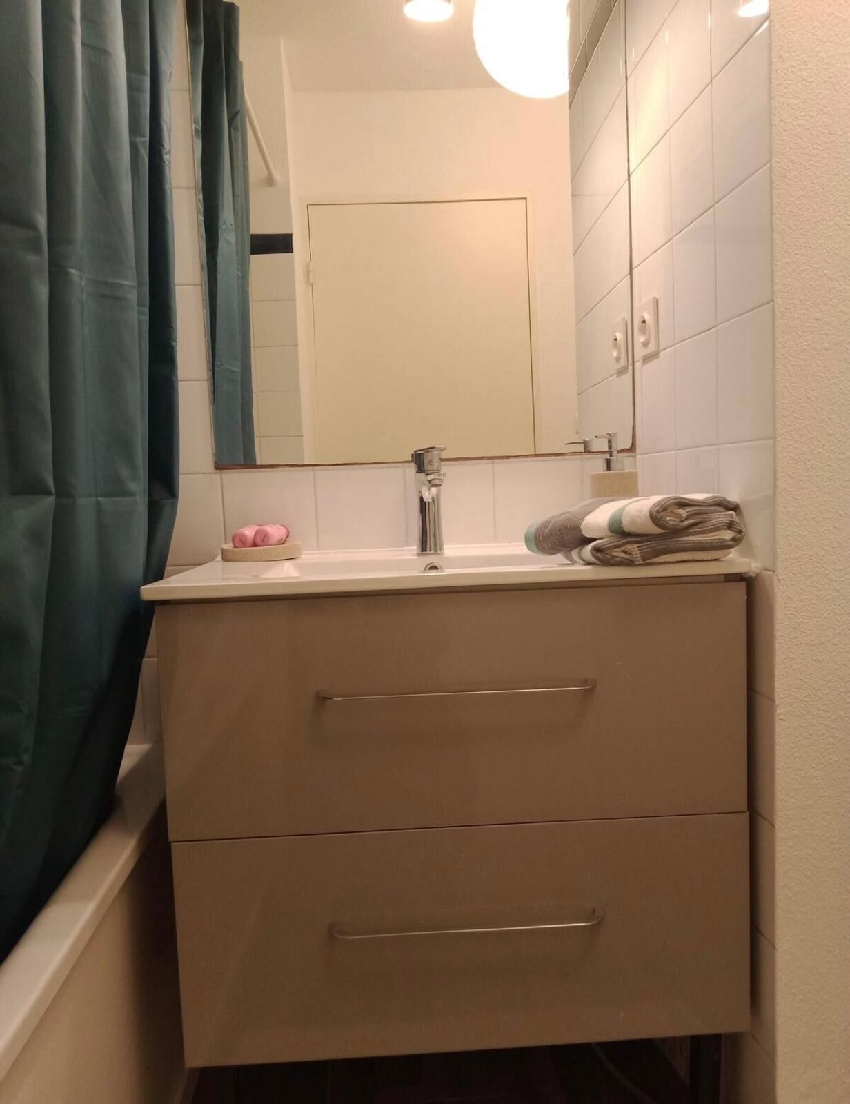 Sèche-cheveux, serviettes fournies, savon, papier toilette