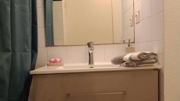 Sèche-cheveux, serviettes fournies, savon, papier toilette