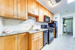 Fridge, microwave, stovetop, dishwasher - Steps to Beach! Pompano Beach Apt w/ Shared Pool (Pompano Beach)