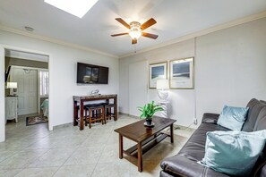 TV, books - Steps to Beach! Pompano Beach Apt w/ Shared Pool (Pompano Beach)