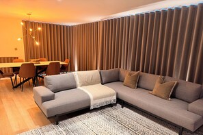 Living area - Elegant 3-Bed Duplex with Spa, Gym, Lift & Stunning River Views in Shrewsbury (Shrewsbury)