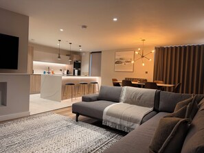 Living area - Elegant 3-Bed Duplex with Spa, Gym, Lift & Stunning River Views in Shrewsbury (Shrewsbury)